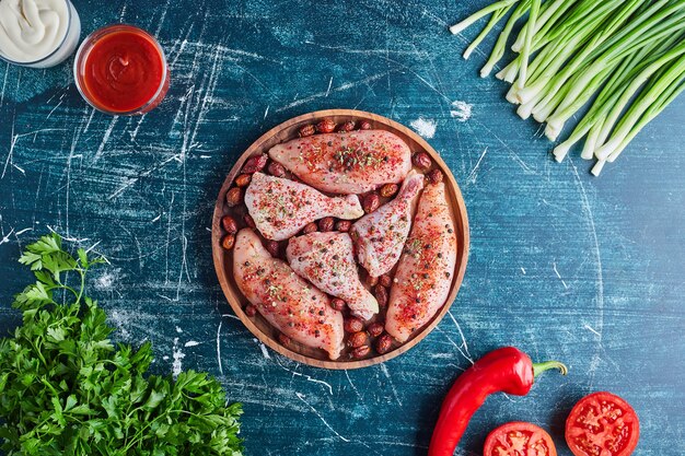 Hühnerfleisch mit roten Gewürzen und Gemüse herum.