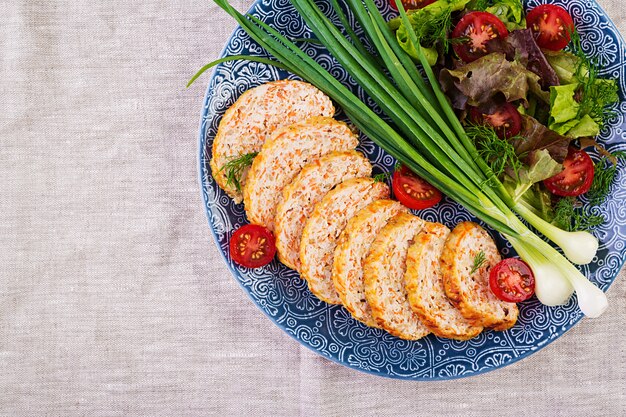 Hühnerfleischbrot mit Zwiebeln und Karotten. Gesunder Hackbraten. Draufsicht