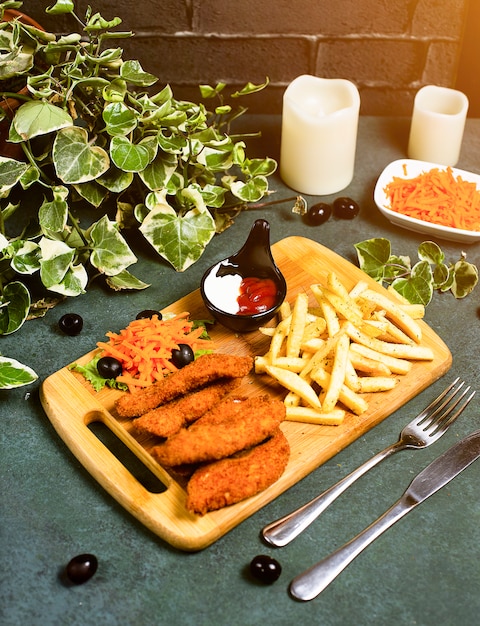 Hühnernuggets nach KFC-Art mit Pommes Frites, Mayonnaise, Ketchup und Gemüsesalat