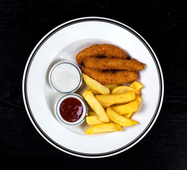 Kostenloses Foto hühnernuggets und pommes