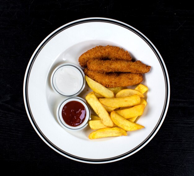 Hühnernuggets und Pommes