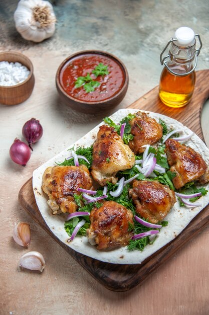 Hühneröl Salz Sauce Sauce Zwiebel Knoblauch Huhn mit Kräutern auf Lavash auf dem Brett