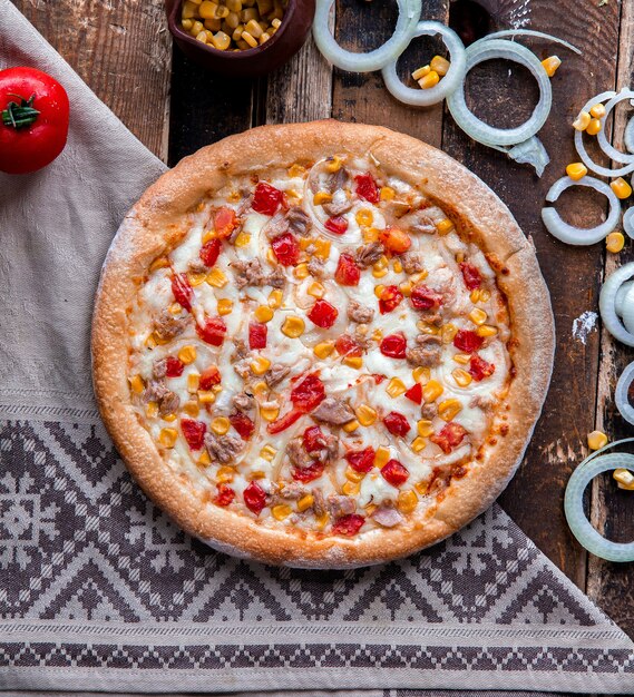 Hühnerpizza mit Tomaten und Ranchsoße