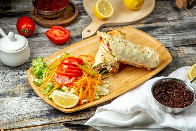 Hühnerrolle Salat Gurke Tomaten Karotte Zitrone Seitenansicht