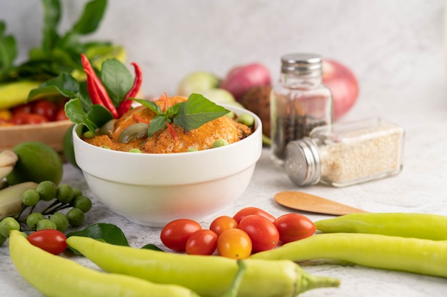 Kostenloses Foto hühnerrotes curry in einer schwarzen tasse