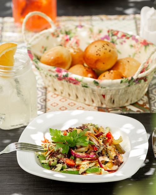 Hühnersalat mit Gemüse auf dem Tisch