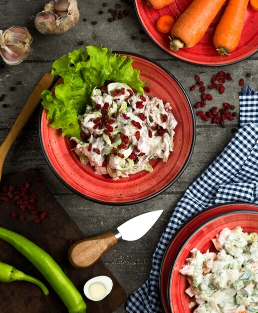 Hühnersalat mit Mayonnaise und Berberitze auf dem Tisch