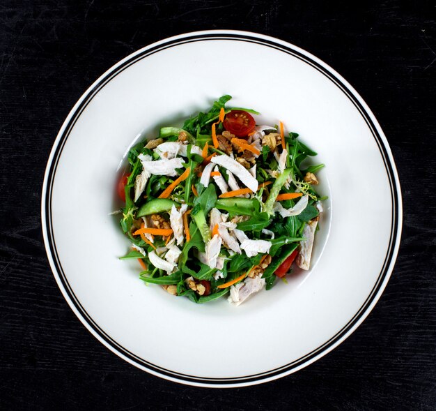 Hühnersalat mit Rucola und Nüssen