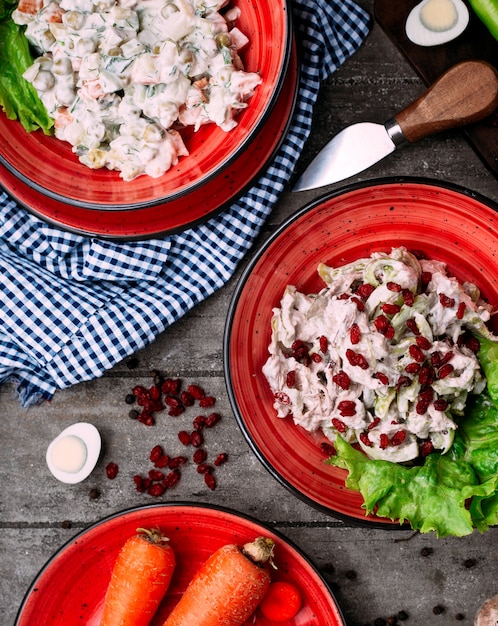 Hühnersalat und Gemüsesalat mit Mayonnaise auf dem Tisch