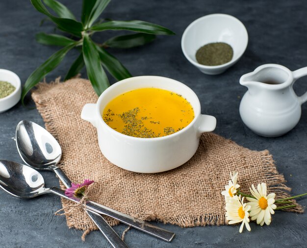 Hühnersuppe auf dem Tisch