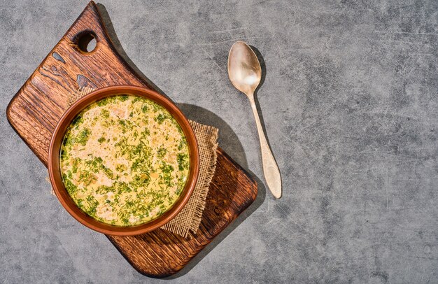 Hühnersuppe mit Gemüse und Pilzen, Ansicht von oben. Platz für Menü kopieren