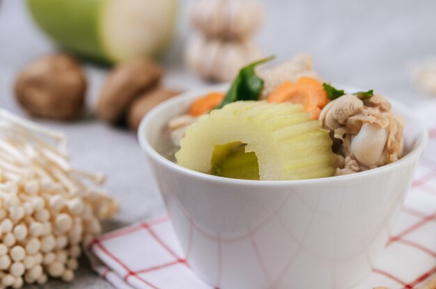 Hühnersuppe mit Mais, Shiitake-Pilz, Enoki-Pilz und Karotte.