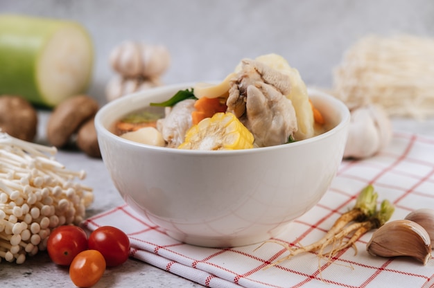 Hühnersuppe mit Mais, Shiitake-Pilz, Enoki-Pilz und Karotte.