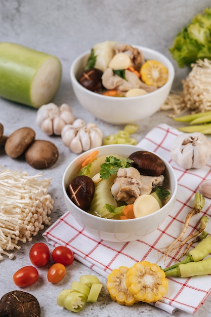 Hühnersuppe mit Mais, Shiitake-Pilz, Enoki-Pilz und Karotte.