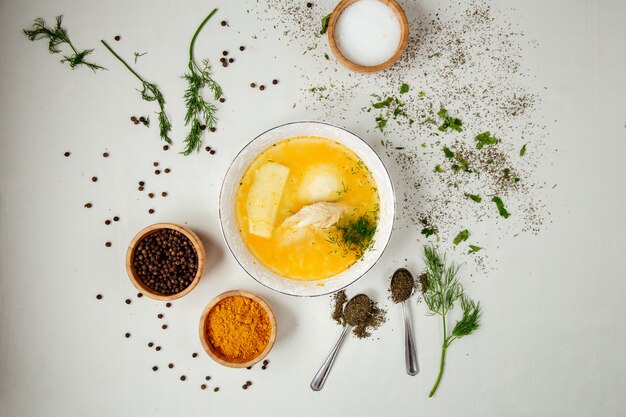 Hühnersuppe mit Reis auf dem Tisch