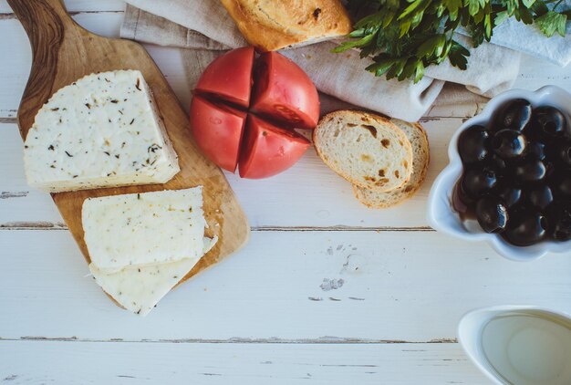 Hüttenkäse mit Baguette und Oliven