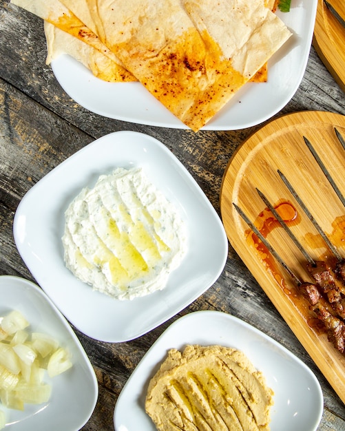 Hüttenkäse mit Hummus Lavash Draufsicht