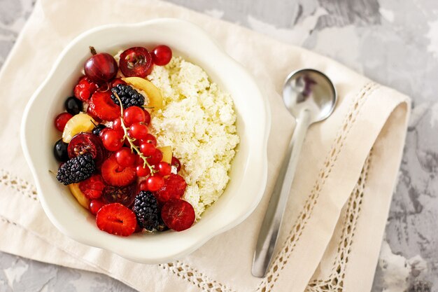 Hüttenkäse mit Sommerbeeren