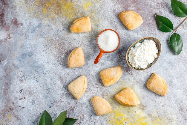 Hüttenkäse und Zuckerkekse Krähenfüße Dreiecksplätzchen, Draufsicht