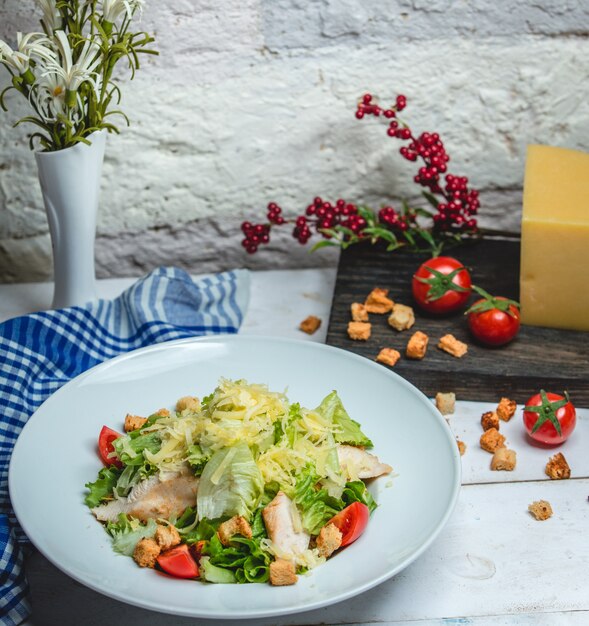 Huhn Caesar Salat auf dem Tisch