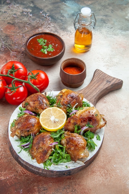 Huhn das appetitliche huhn mit zitronenkräutern tomatensauce gewürzen öl