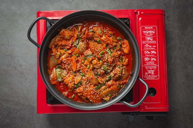 Huhn gebraten in heißem Topf mit würziger Sauce in koreanischer Art