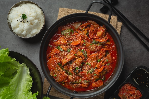 Huhn gebraten in heißem Topf mit würziger Sauce in koreanischer Art