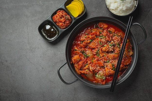 Huhn gebraten in heißem Topf mit würziger Sauce in koreanischer Art