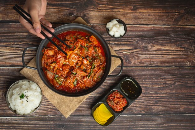 Huhn gebraten in heißem Topf mit würziger Sauce in koreanischer Art