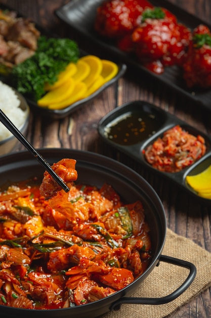 Huhn gebraten in heißem Topf mit würziger Sauce in koreanischer Art