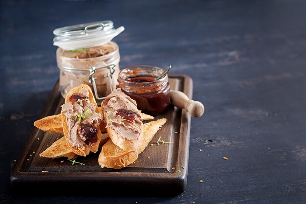 Huhn hausgemachte Leberpastete im Glas mit Toast und Preiselbeermarmelade mit Chili.