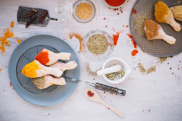 Kostenloses Foto huhn mit gewürzen auf platte