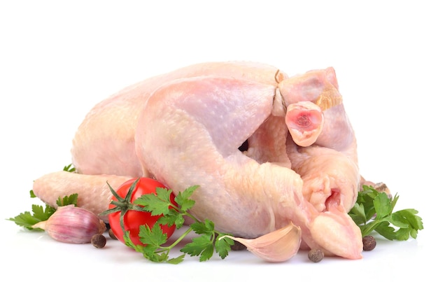 Huhn mit gewürzen und gemüse auf weißem hintergrund Premium Fotos