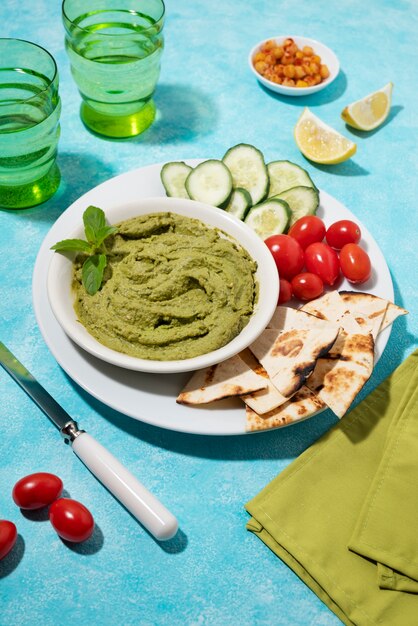 Hummus und Gemüsearrangement mit hohem Winkel