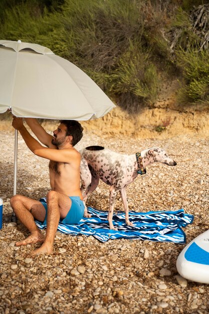 Hund hat Spaß am Strand