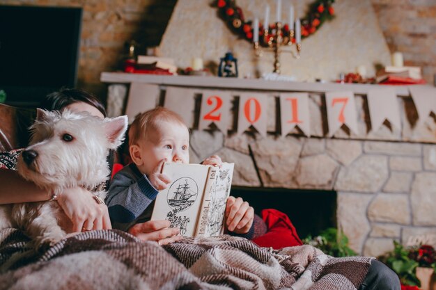 Hund neben Baby ein Buch in den Händen, die