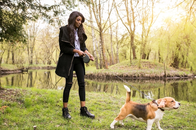 Kostenloses Foto hund weibliche menschen gehen zu fuß