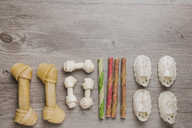 Hunde Snacks und Schuhe