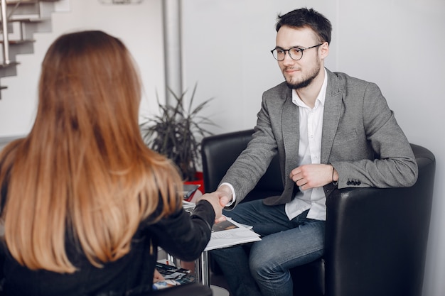 Hunderte Geschäftsleute, die mit Kunden arbeiten