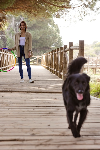 Hundetrainer, der mit seinem Haustier interagiert