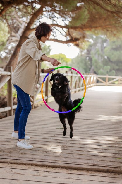 Hundetrainer, der mit seinem Haustier interagiert