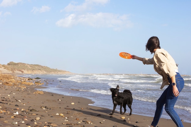 Hundetrainer, der mit seinem Haustier interagiert