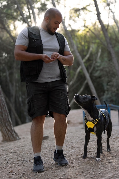 Hundetrainer im Freien mit seinem Hund während einer Sitzung