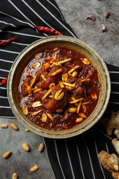 Hunglae Curry mit Gewürzen und Schweinefleisch, lokales Essen in Nordthailand.