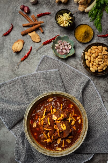 Hunglae Curry mit Gewürzen und Schweinefleisch, lokales Essen in Nordthailand.