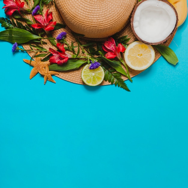 Kostenloses Foto hut mit blumen und kokosnuss mit zitrusfrüchten