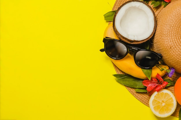 Kostenloses Foto hut mit obst und sonnenbrille