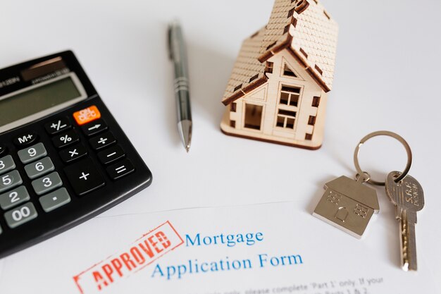 Hypothekenvertrag und Hausfigur