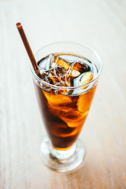 Iced Cola im Glas trinken