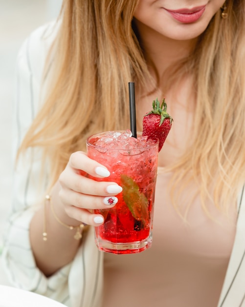 Iced Mojito mit Erdbeeren und Minze